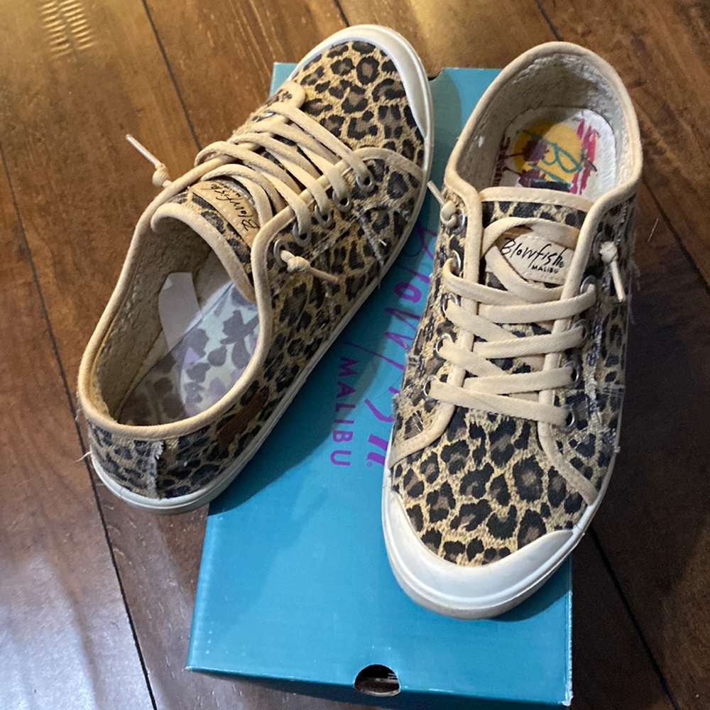 Tennis shoes size 8